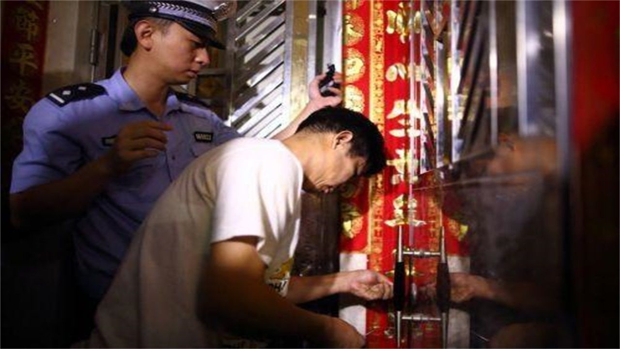 商丘请开锁师傅开了锁后，师傅